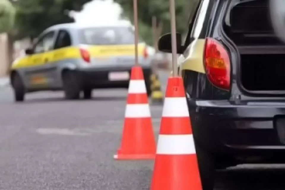 Aulas para tirar carteira de motorista no DF voltam a ser presenciais