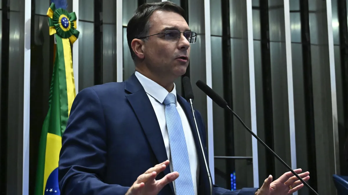 Flávio diz que não retira pré-candidatura sem Bolsonaro livre e nas urnas