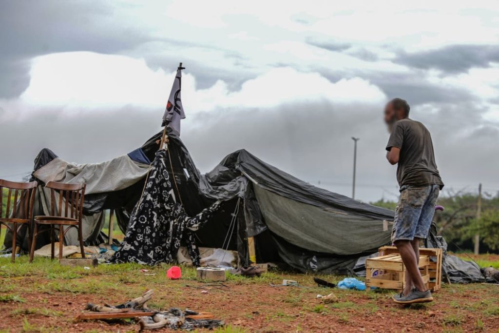 Pessoas em situação de rua se espalham por vias do DF no fim de ano
