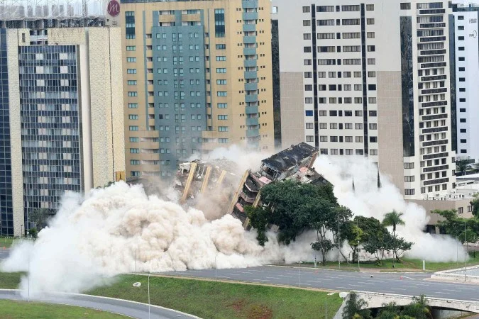 Torre Palace: 165kg de explosivos marcam o fim de um símbolo urbano